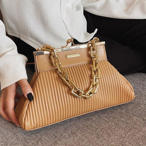evening bags famouse brand handbag with thick chain handle designer pleated shoulder for women clutch purses crossbody long belt 230322
evening bags famouse brand handbag with thick chain handle designer pleated shoulder for women clutch purses crossbody long belt 230322