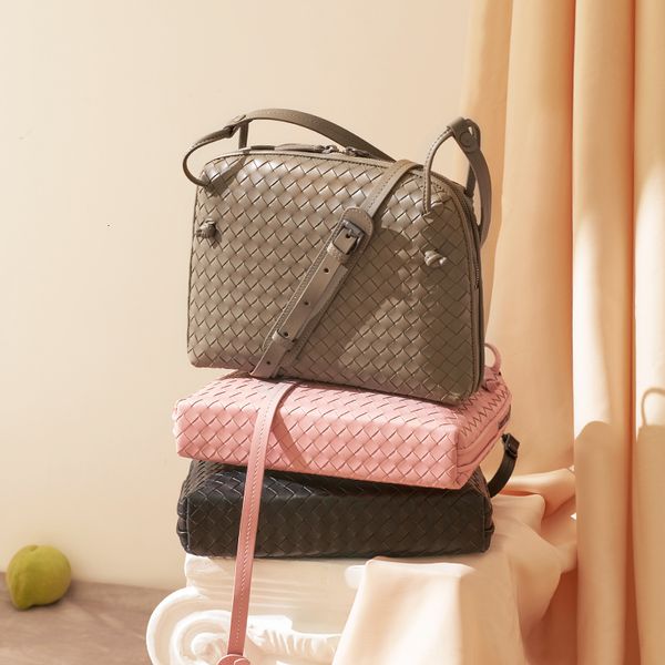 evening bags leather women s shoulder luxury brand fashion woven simple shell messenger 100 sheepskin 230322
evening bags leather women s shoulder luxury brand fashion woven simple shell messenger 100 sheepskin 230322