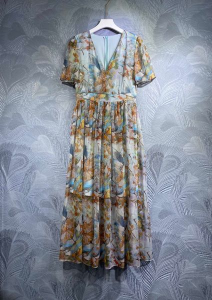 2023 spring style floral dress,european station show new french style v-neck floral print waist wrap dress elegant, Black;gray
2023 spring style floral dress,european station show new french style v-neck floral print waist wrap dress elegant, Black;gray