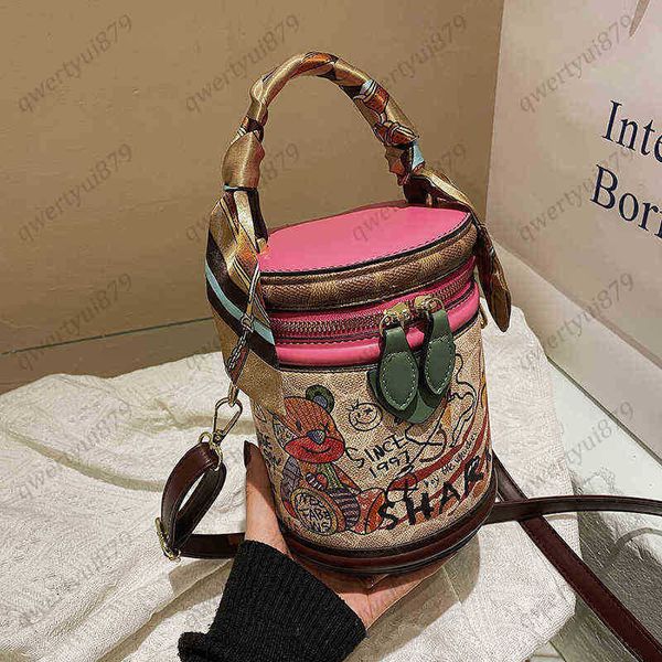 qwertyui879 shoulder bags bear graffiti bucket bags for women 2021 cute cartoon tote bag aesthetic silk scarf printing fashion women's
qwertyui879 shoulder bags bear graffiti bucket bags for women 2021 cute cartoon tote bag aesthetic silk scarf printing fashion women's