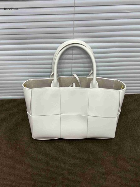 bottegs venets arco famous handbag 2022 new french fashion knitwear tote one shoulder large plaid leather women s shopping
bottegs venets arco famous handbag 2022 new french fashion knitwear tote one shoulder large plaid leather women s shopping