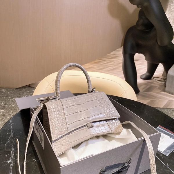 ashion designer handbag women's hourglass bag half moon luxury leather classic vintage wallet handle square
ashion designer handbag women's hourglass bag half moon luxury leather classic vintage wallet handle square
