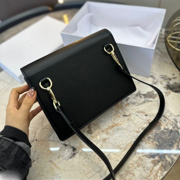 23ss england classic bag womens totes bags handbag luxurys designers shouder crossbody bag leather travel handbags shoulder strap purse pouc
23ss england classic bag womens totes bags handbag luxurys designers shouder crossbody bag leather travel handbags shoulder strap purse pouc