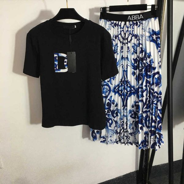 23ss designer brand women t-shirt skirt set embroidered letter short sleeve blue and white porcelain printed high-waisted pleated half skirt
23ss designer brand women t-shirt skirt set embroidered letter short sleeve blue and white porcelain printed high-waisted pleated half skirt
