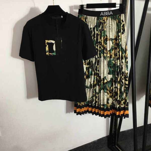 23ss women designer brand t-shirt skirt set embroidery letter cotton short sleeve t-shirts camo flower print high-waisted pleated half skirt, White
23ss women designer brand t-shirt skirt set embroidery letter cotton short sleeve t-shirts camo flower print high-waisted pleated half skirt, White