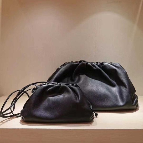 botega venates jodie mini teen intrecciato pouch cloud net red same leather women's solid color trend single shoulder messenger bag dum
botega venates jodie mini teen intrecciato pouch cloud net red same leather women's solid color trend single shoulder messenger bag dum