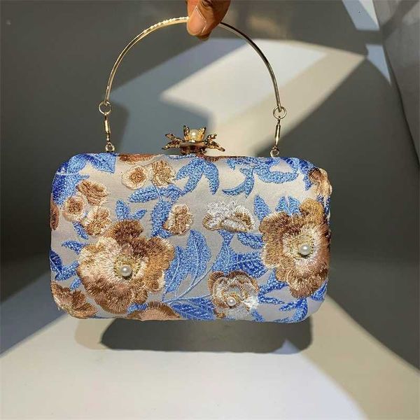 evening bag embroidery flower beaded retro style women bags formal party wedding purses clutch, Red;black
evening bag embroidery flower beaded retro style women bags formal party wedding purses clutch, Red;black