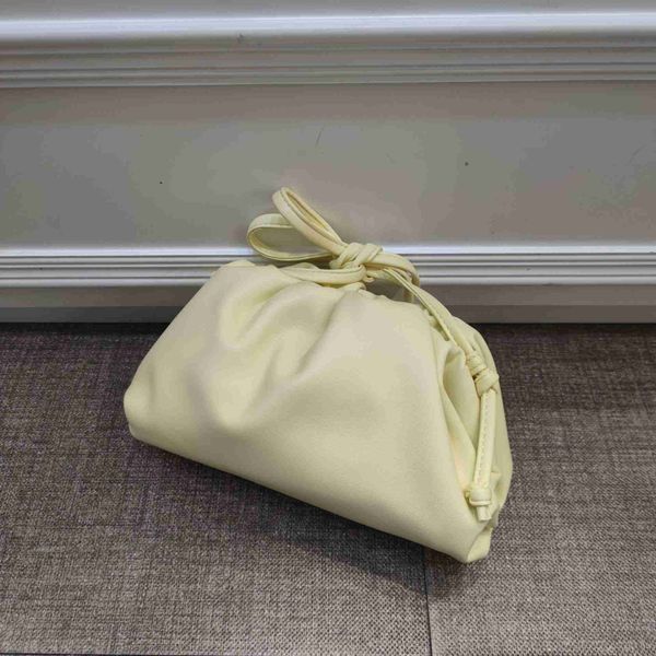 botega venates jodie mini teen intrecciato pouch cloud small pleated clip net red same style handbag single shoulder crossbody bag girl mrdf
botega venates jodie mini teen intrecciato pouch cloud small pleated clip net red same style handbag single shoulder crossbody bag girl mrdf