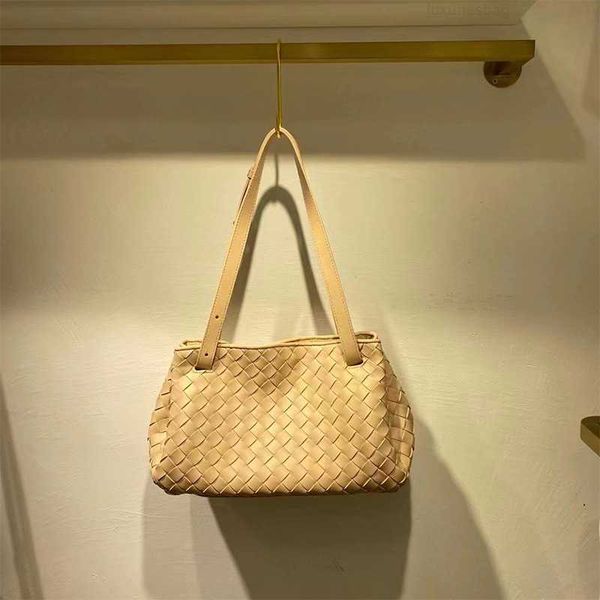 botega venates jodie mini teen intrecciato pouch woven cowhide large capacity tote commuter handbag one shoulder crossbody portable fashion
botega venates jodie mini teen intrecciato pouch woven cowhide large capacity tote commuter handbag one shoulder crossbody portable fashion