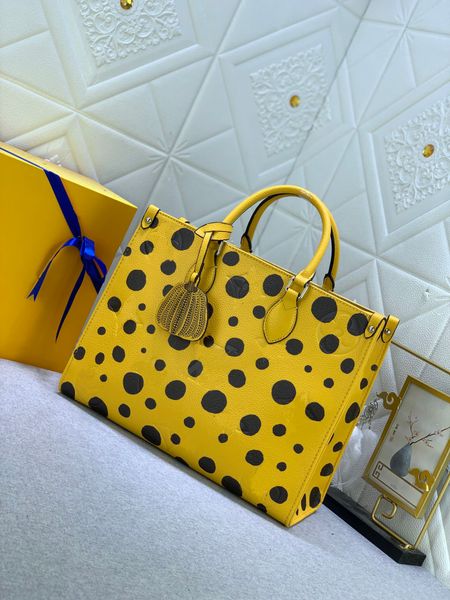 luxury onthego 35cm tote bag 23ss x yayoi kusama totes graphic printing pumpkin womens designer handbags big capacity ladies shopping bags
luxury onthego 35cm tote bag 23ss x yayoi kusama totes graphic printing pumpkin womens designer handbags big capacity ladies shopping bags