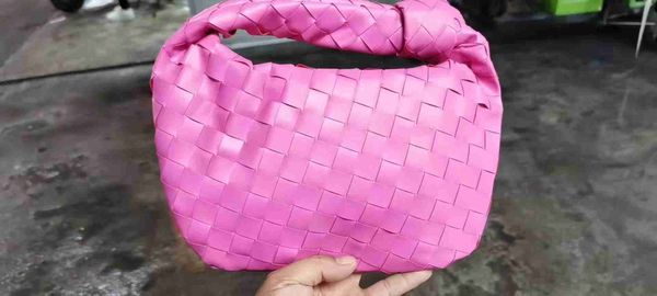 botega venates jodie mini teen intrecciato pouch r knotting crescent moon female dumpling advanced feeling ox horn solid color handbag woven
botega venates jodie mini teen intrecciato pouch r knotting crescent moon female dumpling advanced feeling ox horn solid color handbag woven