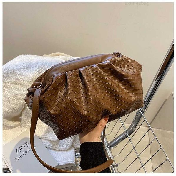 botega venates jodie mini teen intrecciato pouch women's hand woven cloud messenger high sense atmosphere handheld dumpling armpit bag
botega venates jodie mini teen intrecciato pouch women's hand woven cloud messenger high sense atmosphere handheld dumpling armpit bag