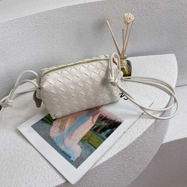 botega venates jodie mini teen intrecciato pouch summer fashionable foreign style woven leather small square street simple one shoulder mess 
botega venates jodie mini teen intrecciato pouch summer fashionable foreign style woven leather small square street simple one shoulder mess