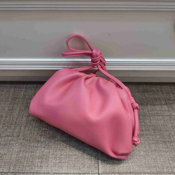 botega venates jodie mini teen intrecciato pouch cloud small pleated clip net red same style handbag single shoulder crossbody bag girl ie1i
botega venates jodie mini teen intrecciato pouch cloud small pleated clip net red same style handbag single shoulder crossbody bag girl ie1i