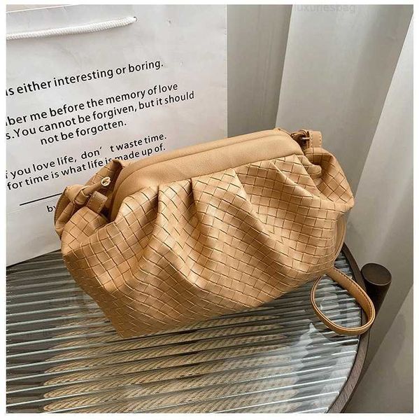 botega venates jodie mini teen intrecciato pouch cloud women's woven clip versatile one shoulder oblique span dumpling bag same fashion
botega venates jodie mini teen intrecciato pouch cloud women's woven clip versatile one shoulder oblique span dumpling bag same fashion