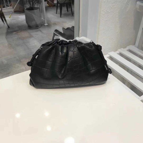 botega venates jodie mini teen intrecciato pouch cloud net red same leather women's solid color trend one shoulder messenger bag dumpli
botega venates jodie mini teen intrecciato pouch cloud net red same leather women's solid color trend one shoulder messenger bag dumpli