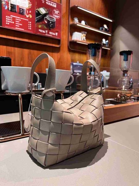 botega venates jodie mini teen intrecciato pouch fashion high capacity woven versatile simple one shoulder underarm leather cowhide carrying
botega venates jodie mini teen intrecciato pouch fashion high capacity woven versatile simple one shoulder underarm leather cowhide carrying