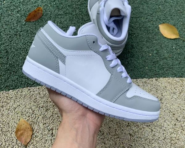 new jumpman 1 low mens basketball shoes 1s white wolf grey aluminum womens running outdoor sports sneakers ship with box
new jumpman 1 low mens basketball shoes 1s white wolf grey aluminum womens running outdoor sports sneakers ship with box