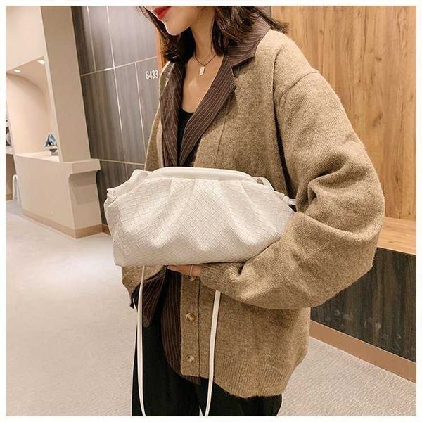 botega venates jodie mini teen intrecciato pouch women's hand woven cloud messenger high sense atmosphere handheld dumpling armpit bag
botega venates jodie mini teen intrecciato pouch women's hand woven cloud messenger high sense atmosphere handheld dumpling armpit bag