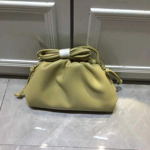 botega venates jodie mini teen intrecciato pouch cloud net red same leather women's solid color trend one shoulder messenger bag dumpli
botega venates jodie mini teen intrecciato pouch cloud net red same leather women's solid color trend one shoulder messenger bag dumpli