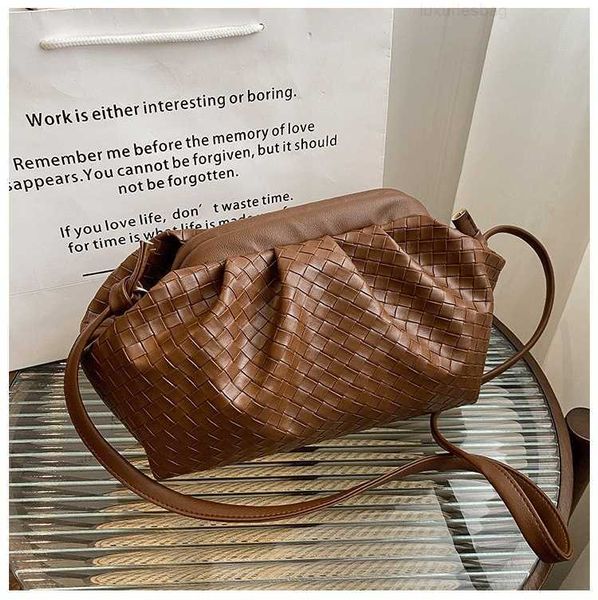 botega venates jodie mini teen intrecciato pouch cloud women's woven clip versatile one shoulder oblique span dumpling bag same fashion
botega venates jodie mini teen intrecciato pouch cloud women's woven clip versatile one shoulder oblique span dumpling bag same fashion