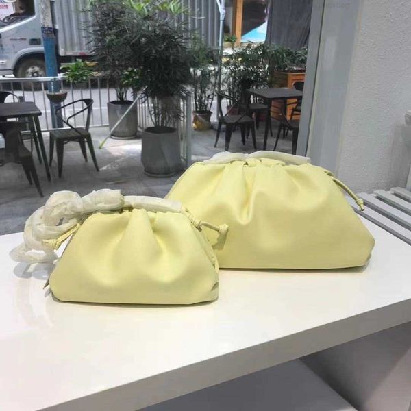 botega venates jodie mini teen intrecciato pouch cloud net red same leather women's solid color trend single shoulder messenger bag dum
botega venates jodie mini teen intrecciato pouch cloud net red same leather women's solid color trend single shoulder messenger bag dum