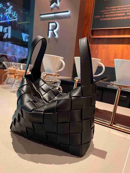 botega venates jodie mini teen intrecciato pouch fashion high capacity woven versatile simple one shoulder underarm leather cowhide carrying
botega venates jodie mini teen intrecciato pouch fashion high capacity woven versatile simple one shoulder underarm leather cowhide carrying