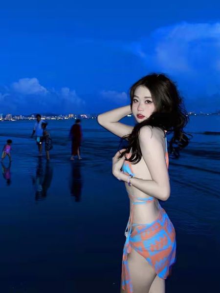 ins swimsuit womens new popular three-point printed bikini three-piece suit small chest spring, White;black 
ins swimsuit womens new popular three-point printed bikini three-piece suit small chest spring, White;black