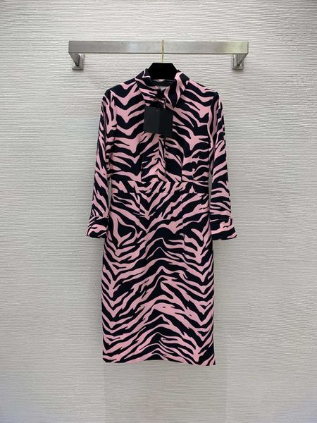 ladies dresses shirts autumn print shirt designer long dress style button-up lapel slim wrap buttock long sleeve dress brand logo clothes, Black;gray
ladies dresses shirts autumn print shirt designer long dress style button-up lapel slim wrap buttock long sleeve dress brand logo clothes, Black;gray