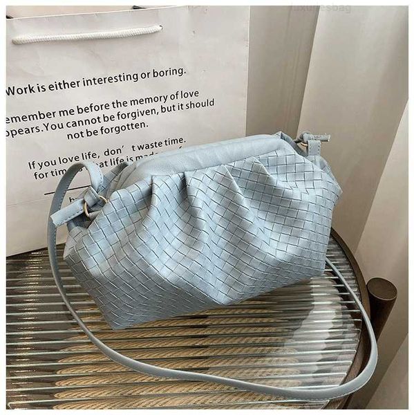 botega venates jodie mini teen intrecciato pouch cloud women's woven clip versatile one shoulder oblique span dumpling bag same fashion
botega venates jodie mini teen intrecciato pouch cloud women's woven clip versatile one shoulder oblique span dumpling bag same fashion