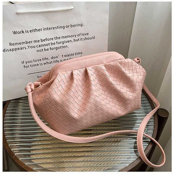 botega venates jodie mini teen intrecciato pouch cloud women's woven clip versatile one shoulder oblique span dumpling bag same fashion
botega venates jodie mini teen intrecciato pouch cloud women's woven clip versatile one shoulder oblique span dumpling bag same fashion