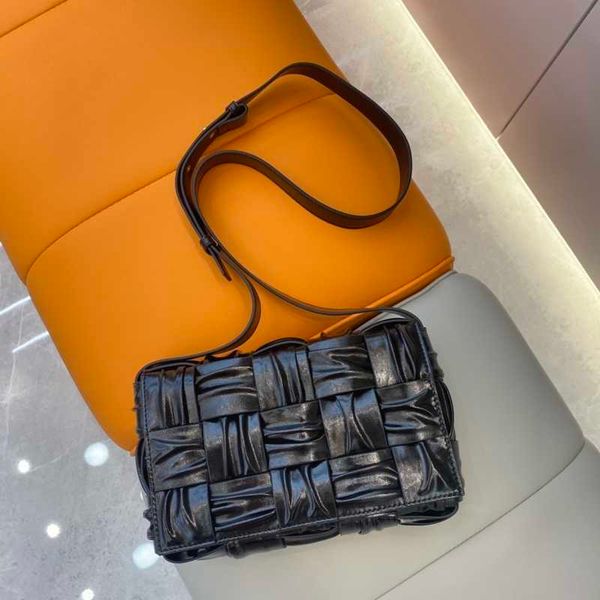 fashion designer luxury style pillow crossbody bag women casual handbag pleated woven leather 0418
fashion designer luxury style pillow crossbody bag women casual handbag pleated woven leather 0418