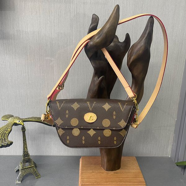 fashion women's one shoulder bag oblique body famous designer messenger brown leather v home gold ingot hardware armpit portable obliqu
fashion women's one shoulder bag oblique body famous designer messenger brown leather v home gold ingot hardware armpit portable obliqu