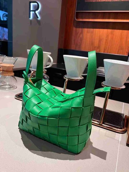 botega venates jodie mini teen intrecciato pouch fashion high capacity woven versatile simple one shoulder underarm leather cowhide carrying
botega venates jodie mini teen intrecciato pouch fashion high capacity woven versatile simple one shoulder underarm leather cowhide carrying