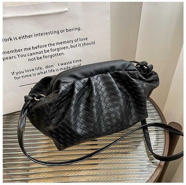 botega venates jodie mini teen intrecciato pouch cloud women's woven clip versatile one shoulder oblique span dumpling bag same fashion
botega venates jodie mini teen intrecciato pouch cloud women's woven clip versatile one shoulder oblique span dumpling bag same fashion