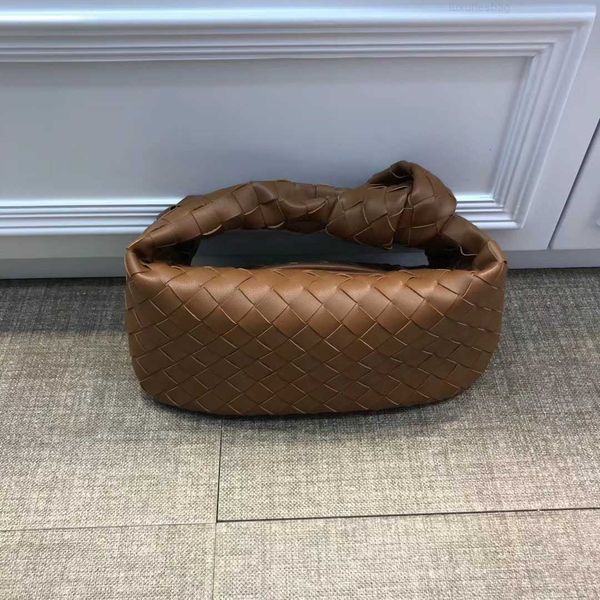 botega venates jodie mini teen intrecciato pouch spring soft cowhide woven croissant knotted large capacity pleated dumplings handbag female
botega venates jodie mini teen intrecciato pouch spring soft cowhide woven croissant knotted large capacity pleated dumplings handbag female