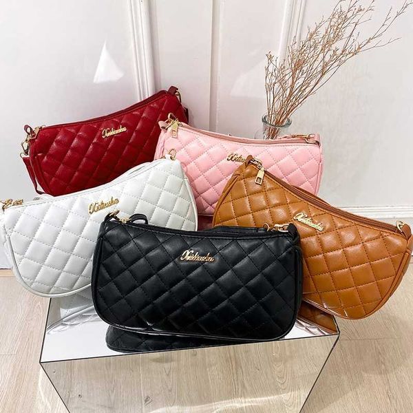 handbag 2023 single shoulder messenger bag chain simple crossbody fashion lingge shell contrast color women, Red;black
handbag 2023 single shoulder messenger bag chain simple crossbody fashion lingge shell contrast color women, Red;black