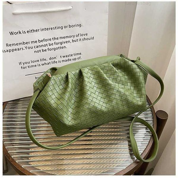 botega venates jodie mini teen intrecciato pouch cloud women's woven clip versatile one shoulder oblique span dumpling bag same fashion
botega venates jodie mini teen intrecciato pouch cloud women's woven clip versatile one shoulder oblique span dumpling bag same fashion