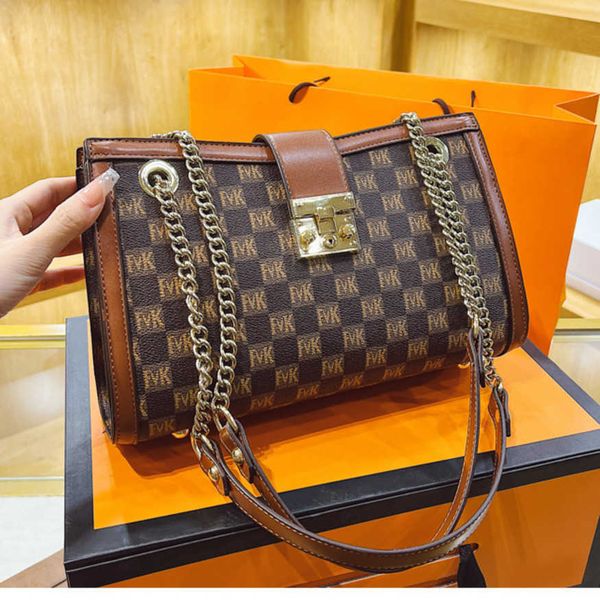 evening bags 2023 new single shoulder crossbody women's fashion small square net red large capacity tote bag version chain
evening bags 2023 new single shoulder crossbody women's fashion small square net red large capacity tote bag version chain