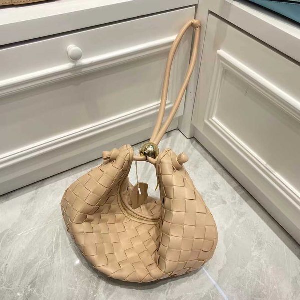 botega venates jodie mini teen intrecciato pouch leather women's woven dumpling golden ball underarm versatile shell single shoulder ha
botega venates jodie mini teen intrecciato pouch leather women's woven dumpling golden ball underarm versatile shell single shoulder ha