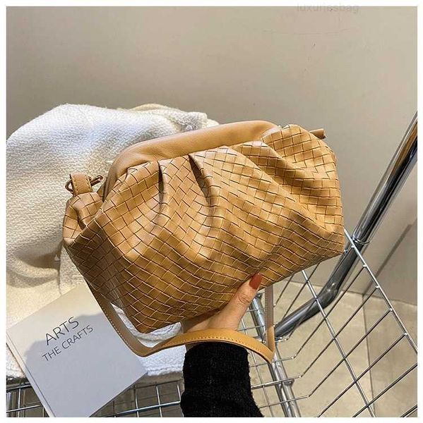 botega venates jodie mini teen intrecciato pouch women's hand woven cloud messenger high sense atmosphere handheld dumpling armpit bag
botega venates jodie mini teen intrecciato pouch women's hand woven cloud messenger high sense atmosphere handheld dumpling armpit bag