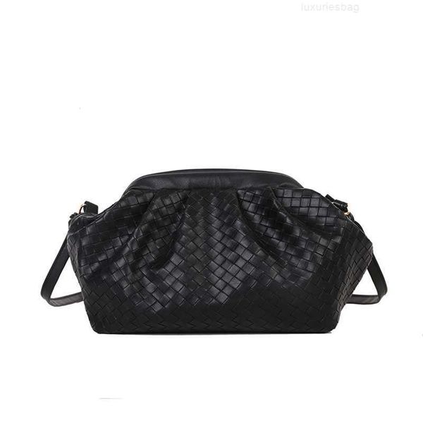 botega venates jodie mini teen intrecciato pouch woven cloud soft leather dumpling women's fashion trend diagonal cross armpit shoulder
botega venates jodie mini teen intrecciato pouch woven cloud soft leather dumpling women's fashion trend diagonal cross armpit shoulder