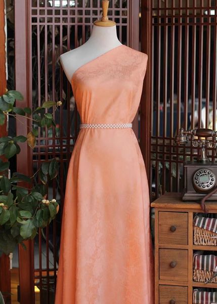 orange flower mulberry silk fabric cheongsam chinese costume intangible cultural heritage, Black;white
orange flower mulberry silk fabric cheongsam chinese costume intangible cultural heritage, Black;white