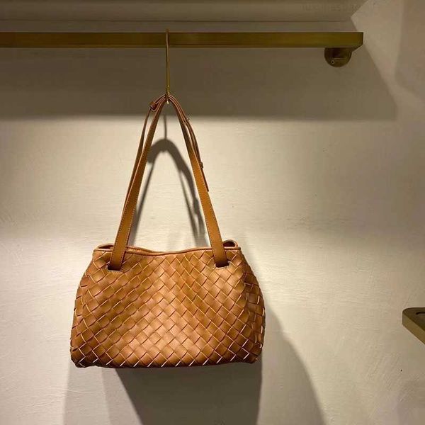 botega venates jodie mini teen intrecciato pouch woven cowhide large capacity tote commuter handbag one shoulder crossbody portable fashion
botega venates jodie mini teen intrecciato pouch woven cowhide large capacity tote commuter handbag one shoulder crossbody portable fashion