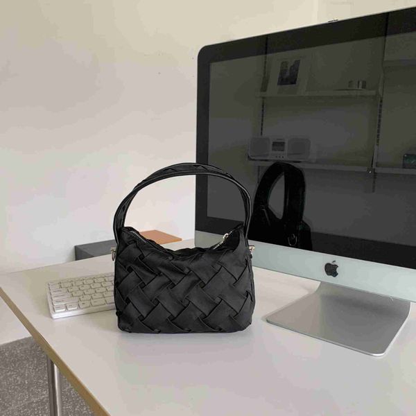 botega venates jodie mini teen intrecciato pouch small design versatile woven underarm premium texture women's soft crossbody bag t180
botega venates jodie mini teen intrecciato pouch small design versatile woven underarm premium texture women's soft crossbody bag t180