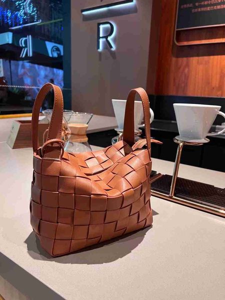 botega venates jodie mini teen intrecciato pouch fashion high capacity woven versatile simple one shoulder underarm leather cowhide carrying
botega venates jodie mini teen intrecciato pouch fashion high capacity woven versatile simple one shoulder underarm leather cowhide carrying