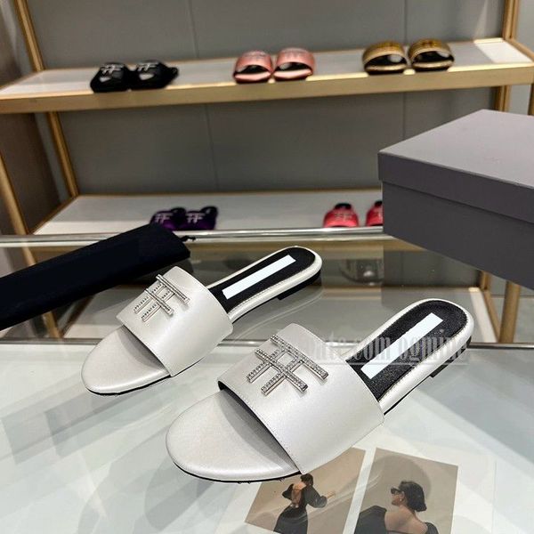 2023 new fashion designer letter slippers slides metal diamond shiny stamped crocodile leather tf slide round toe shape flat sole mule ford, Black 
2023 new fashion designer letter slippers slides metal diamond shiny stamped crocodile leather tf slide round toe shape flat sole mule ford, Black