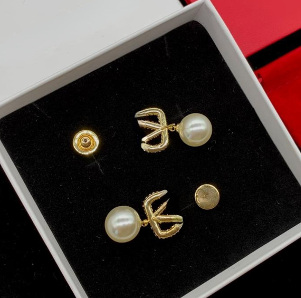 american niche simple letter encrusted diamond earrings senior sense pearl pendant retro crystal earrings female, Golden;silver
american niche simple letter encrusted diamond earrings senior sense pearl pendant retro crystal earrings female, Golden;silver