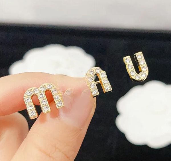 23ss fashion brand letter designer brooches high-quality letters hollow women men pearl wedding party metal jewerlry gift with figure stamp, Gray
23ss fashion brand letter designer brooches high-quality letters hollow women men pearl wedding party metal jewerlry gift with figure stamp, Gray