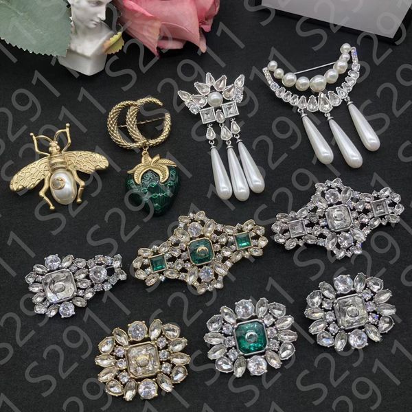 luxury designer womens brooch pins gold double g letters pins brooches inlaid crystal rhinestone fashion designer jewelry no box, Gray
luxury designer womens brooch pins gold double g letters pins brooches inlaid crystal rhinestone fashion designer jewelry no box, Gray